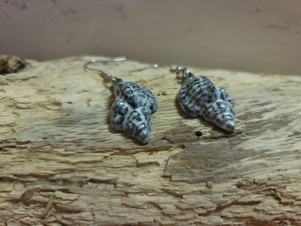 Boucles coquillage en céramique – bijou marin élégant – Image 2