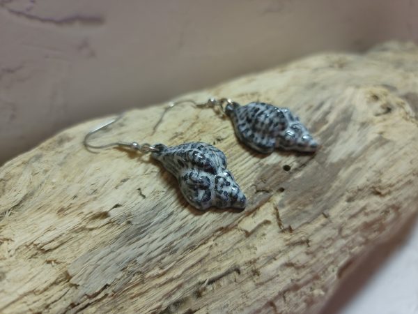 Boucles coquillage en céramique – bijou marin élégant – Image 3