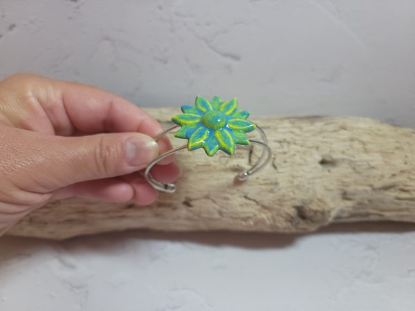 Bracelet en céramique avec fleur – bijou artisanal fait main, style floral élégant