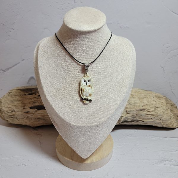 Pendentif chouette en céramique, pièce unique idéale pour les amoureux de la nature et de l’artisanat.