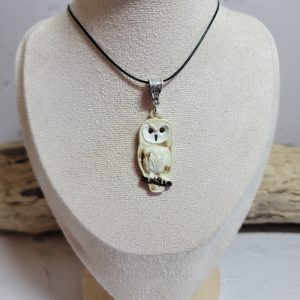Pendentif chouette en céramique, pièce unique idéale pour les amoureux de la nature et de l’artisanat.