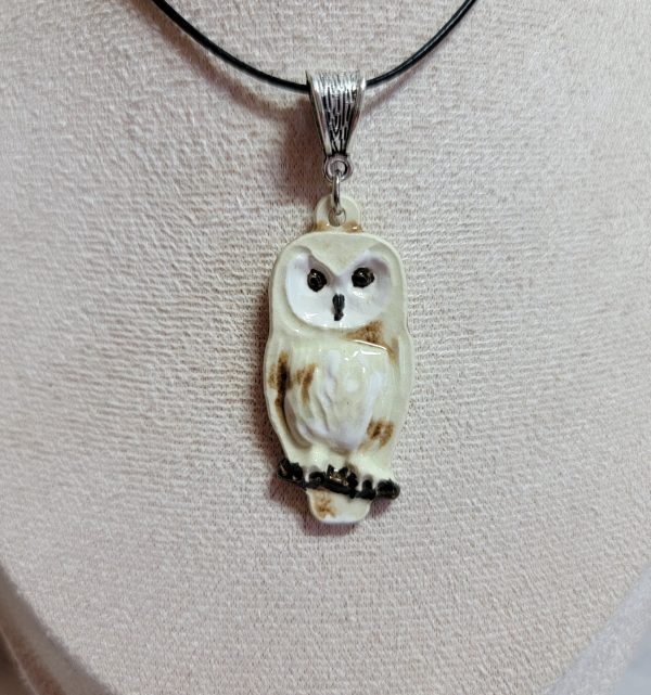 Pendentif chouette en céramique, pièce unique idéale pour les amoureux de la nature et de l’artisanat.