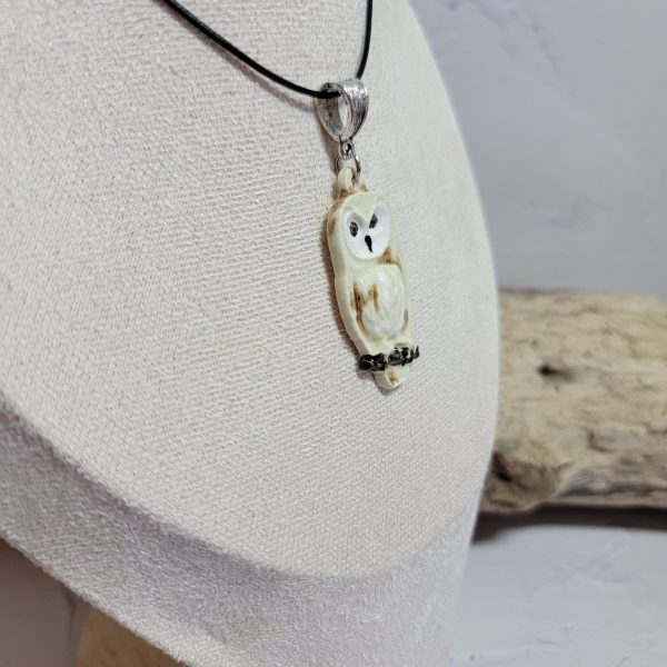 Pendentif chouette en céramique, pièce unique idéale pour les amoureux de la nature et de l’artisanat.