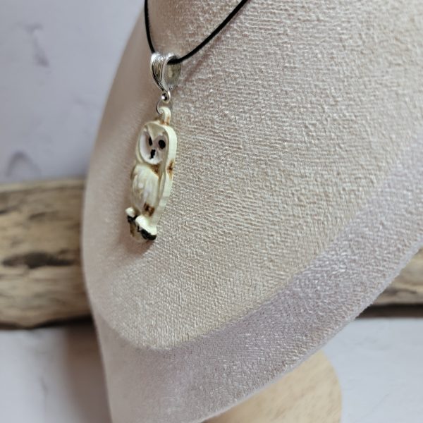 Pendentif chouette en céramique, pièce unique idéale pour les amoureux de la nature et de l’artisanat.