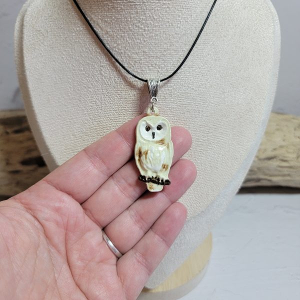 Pendentif chouette en céramique, pièce unique idéale pour les amoureux de la nature et de l’artisanat.