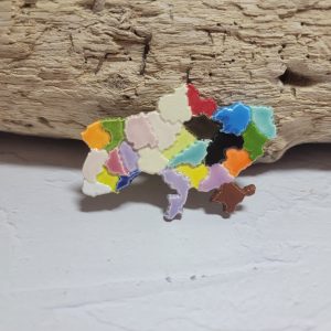 Magnet fait main en céramique, carte de l’Ukraine aux émaux uniques et détails soignés.