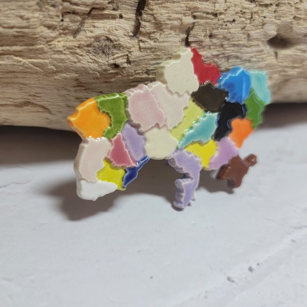 Magnet fait main en céramique, carte de l’Ukraine aux émaux uniques et détails soignés.