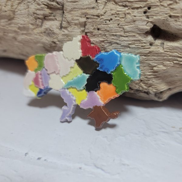 Magnet fait main en céramique, carte de l’Ukraine aux émaux uniques et détails soignés.