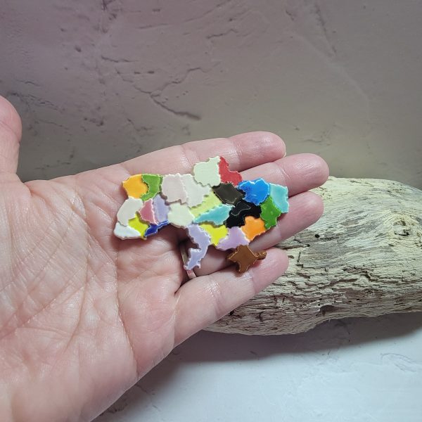 Magnet fait main en céramique, carte de l’Ukraine aux émaux uniques et détails soignés.